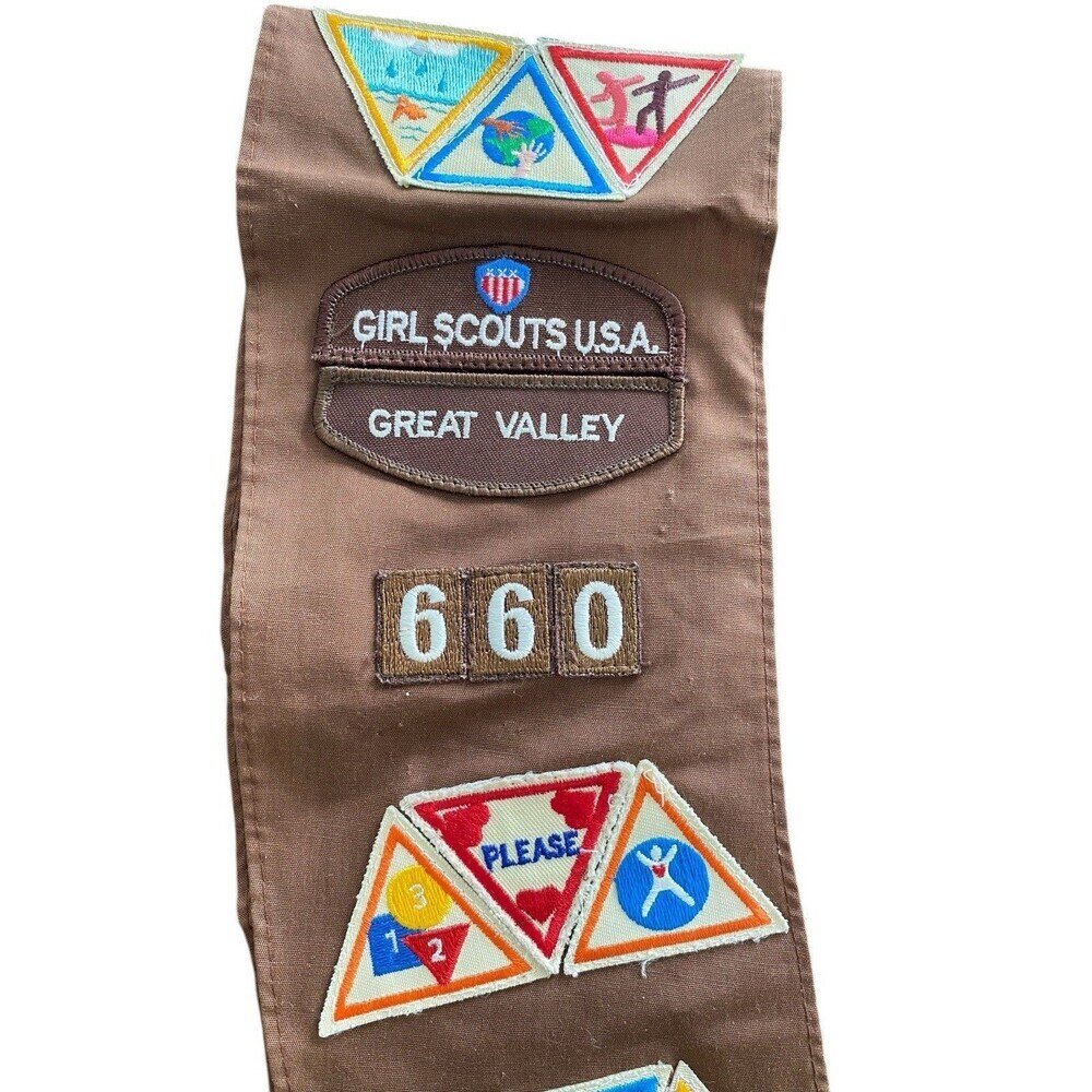 Vintage Brownie Girl Scouts USA Sash with Patches 18 Badges 1995 - 1997 - Picture 3 of 6